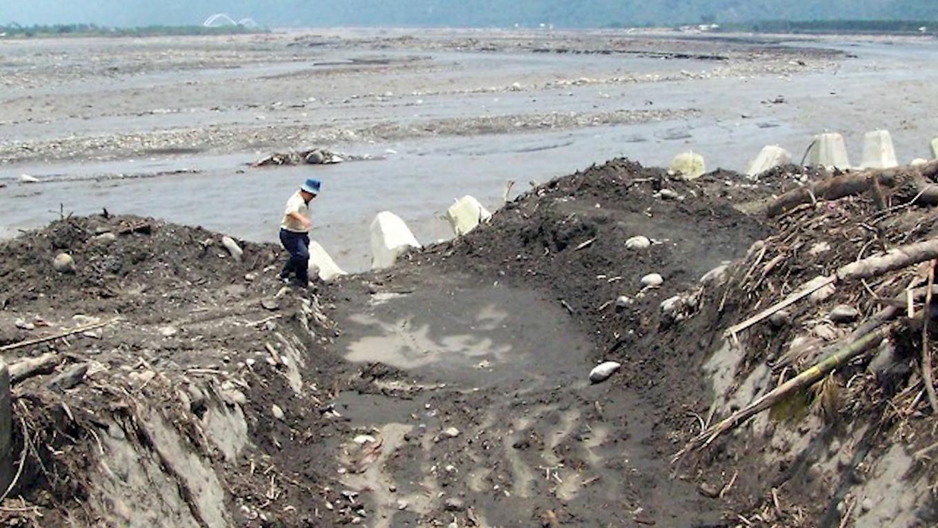 莫拉克風災時舊寮舊圳景象--2009年莫拉克颱風在高樹地區降下2330毫米雨量，沖毀舊寮舊圳。