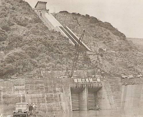 上端為曾文水庫 進水口控制室，下為.導水隧道於1973.4. 放閘板安放完成，水庫開始安全蓄水，現已淹沒水中。