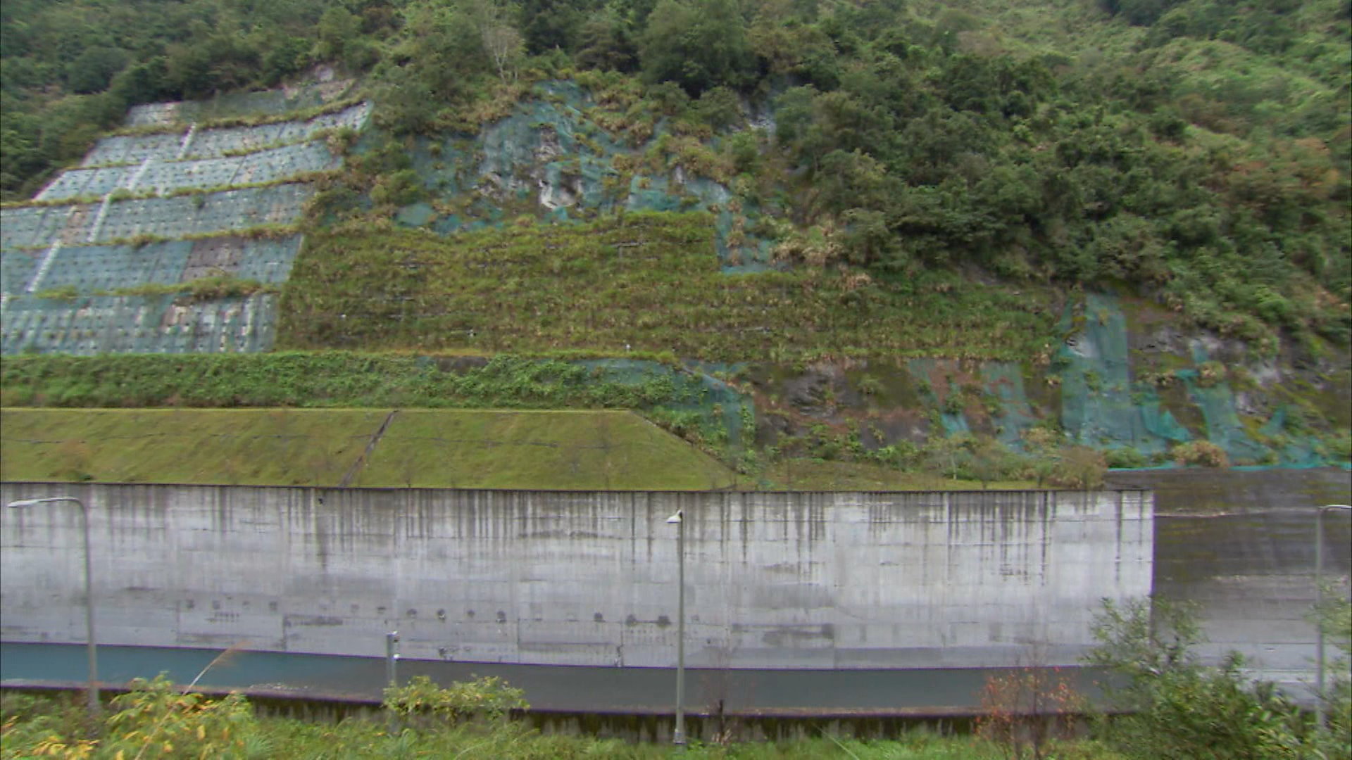 和平溪流域南溪壩旁的山邊坡保護工程