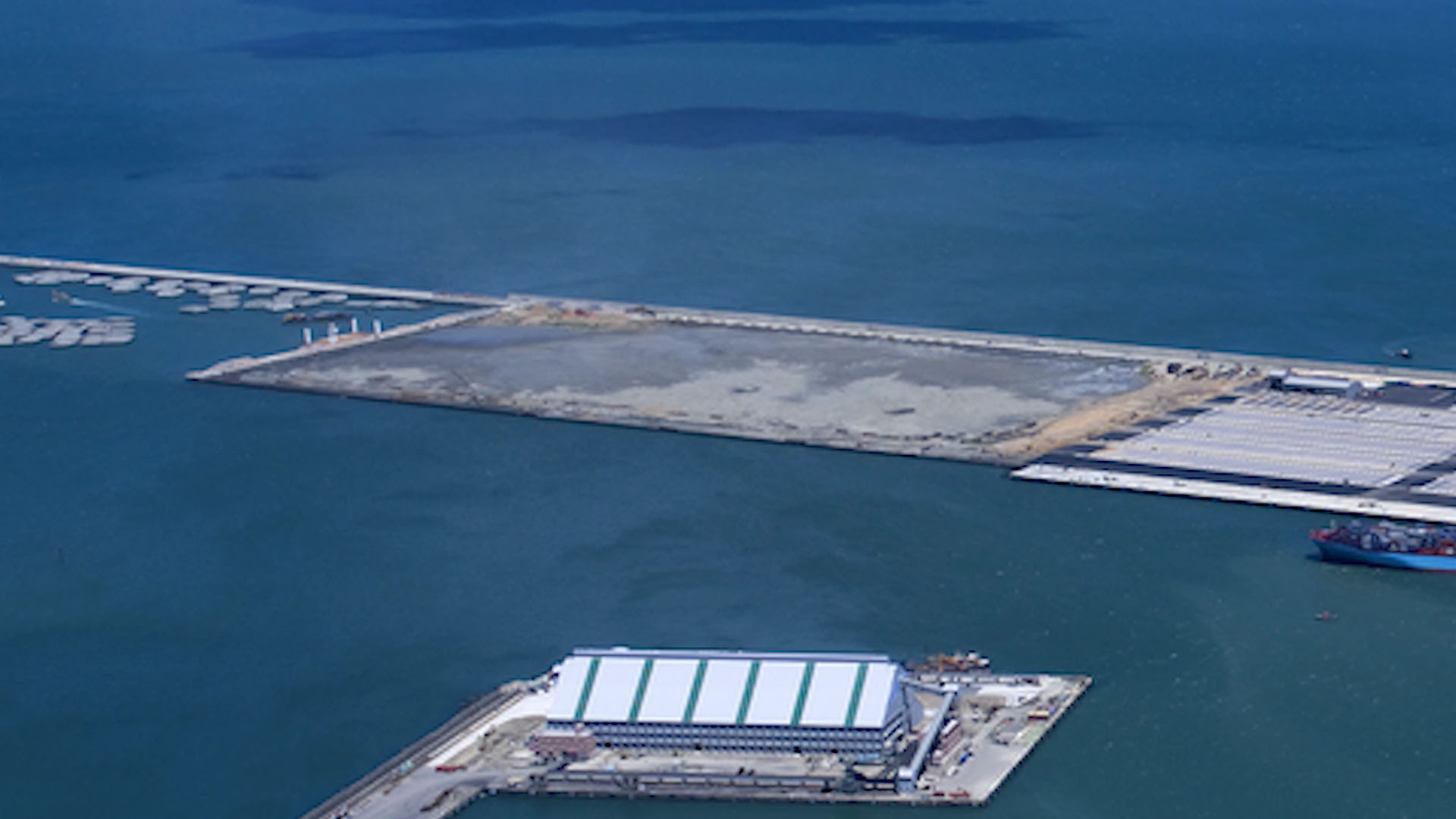 台北港2009年N3、N4碼頭旁準備興建的五座碼頭工地