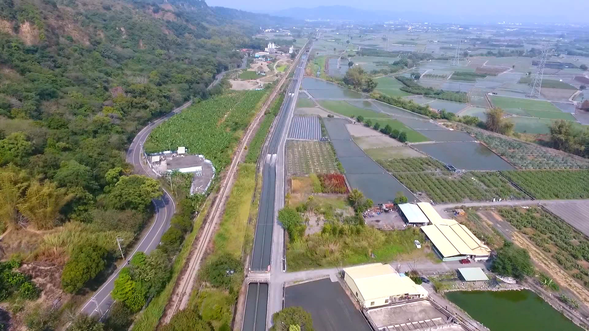 莿仔埤圳取水源集集攔河堰北岸聯絡渠俯瞰