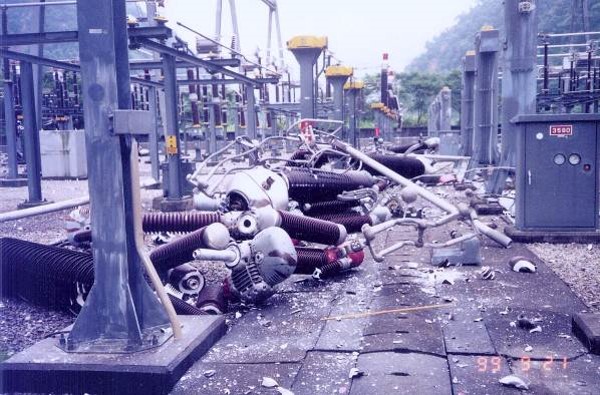 1999年921地震，天輪345KV超高壓開關場ACB斷路器設備超高壓開關設備和碍子幾全部震毀。