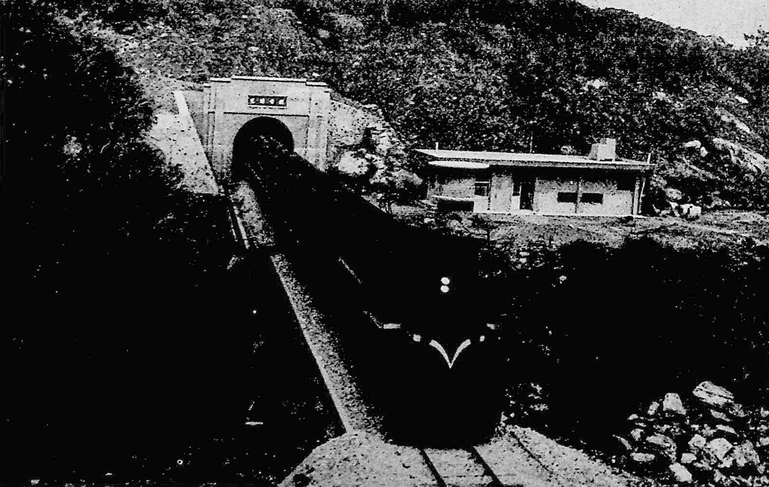 十大建設北迴鐵路北端觀音隧道南洞門列車駛出情景