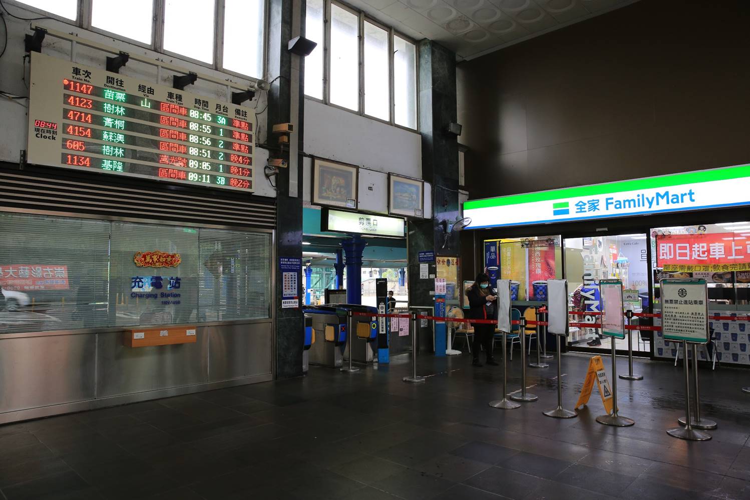 鐵道宜蘭線八堵車站站房內部剪票口與便利商店