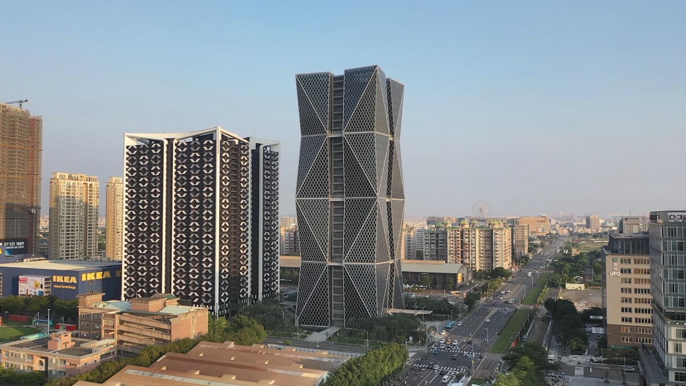 高雄港:中鋼集團總部大樓  1977年轉國營企業，1995年再度轉為民營