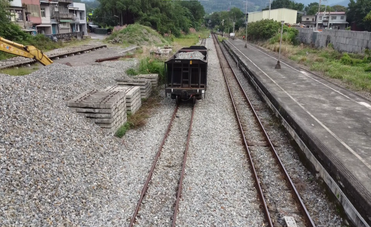 內灣支線鐵路九讚頭車站內停泊的砂石貨車