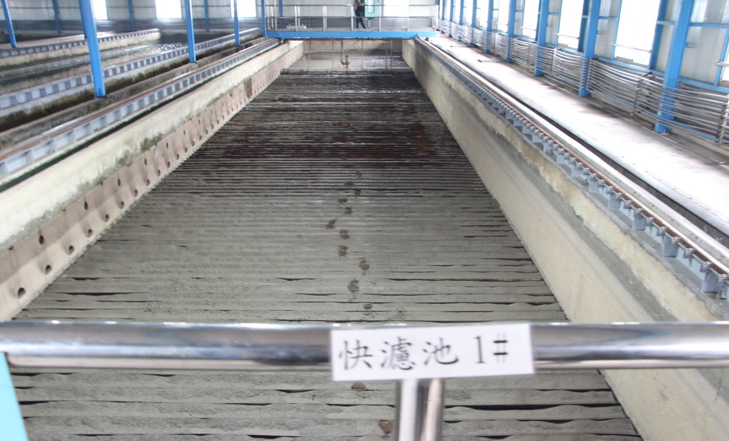 桃園地區公共給水-平鎮淨水場哈叮式快濾池污泥待清除