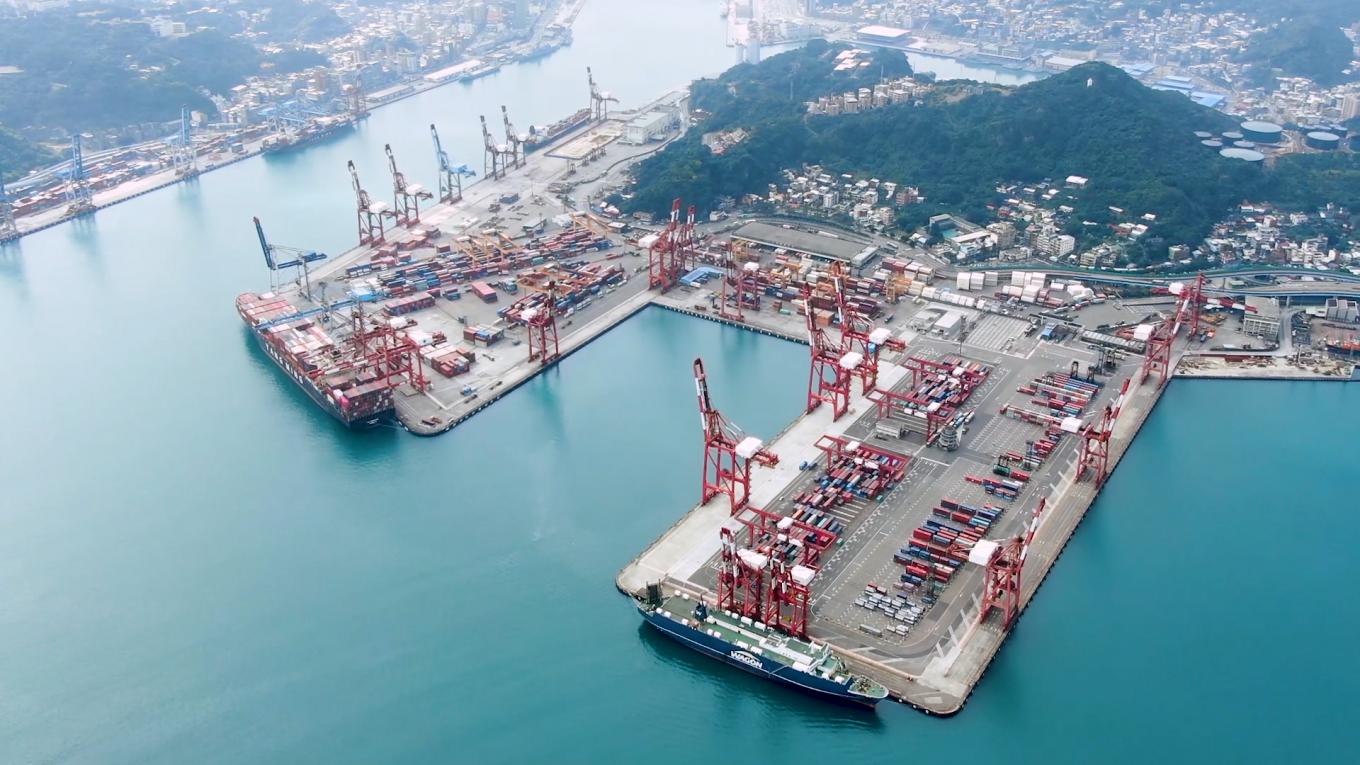 基隆港自1969年起，開始興建第一貨櫃基地，並逐期增闢第二、第三貨櫃基地