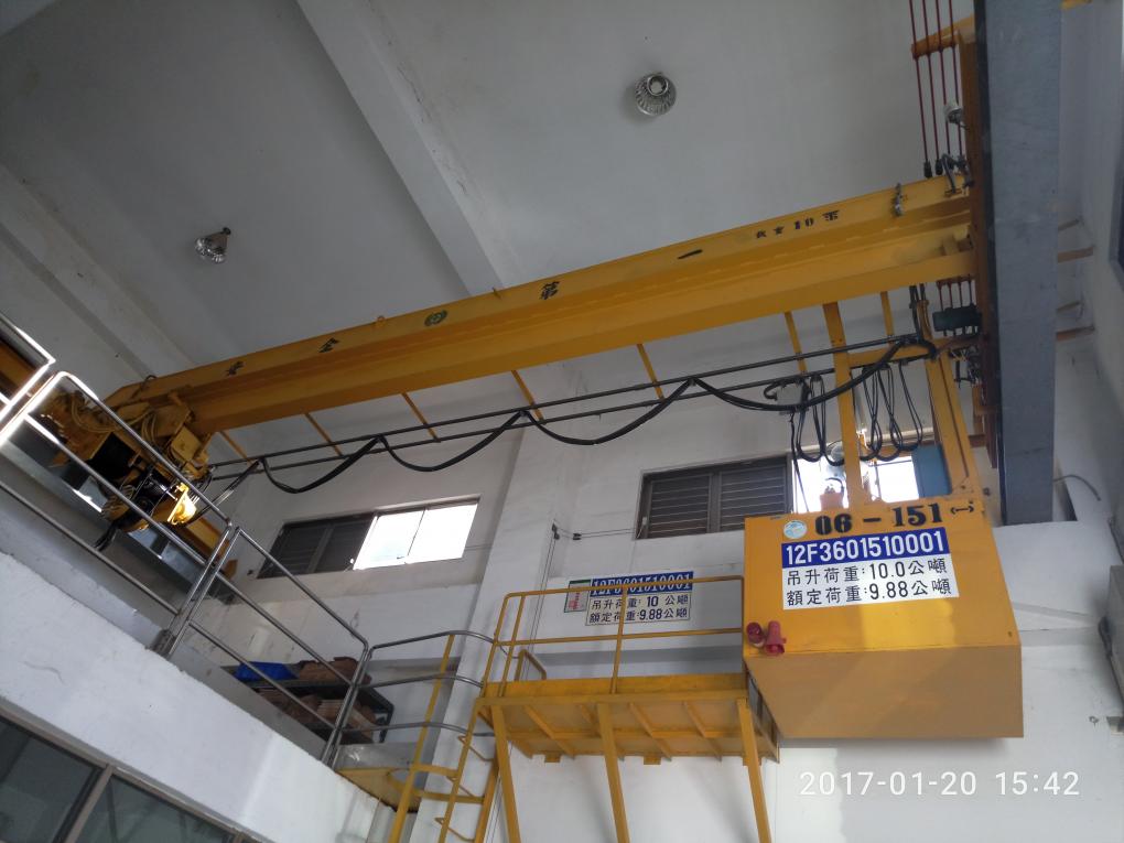 目前的大甲溪流域社寮電廠廠房內的起重機