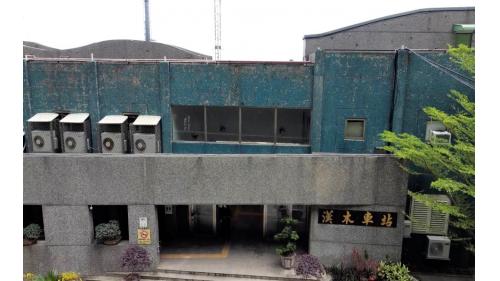 漢本車站為三等站，僅有區間車停靠。「漢本」的泰雅語原名為「Blihun」 (百里分)，為「門戶」之意。