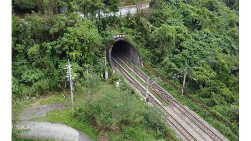 新和平雙線隧道南口。新和平隧道介於漢本站至和平站之間，為雙線隧道，隧道內有二條鐡道。