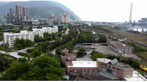 和平車站位於花蓮縣秀林鄉和平村，和平是太魯閣族的族人聚居地，是台泥的重要基地以及水泥的生產地，和平車站鄰近和平工業區，附近設有台泥和平廠、和平火力發電廠、水泥倉儲設備、以及專用碼頭等。