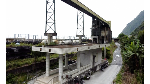 和仁車站位於花蓮縣秀林鄉，貨運噸數及貨運營收排名，居全國第二。