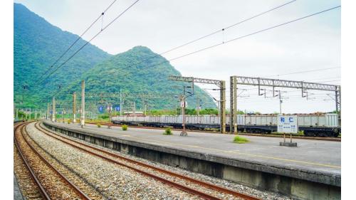 和仁車站位於花蓮縣秀林鄉，貨運噸數及貨運營收排名，居全國第二。