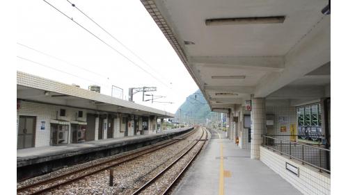 和仁車站位於花蓮縣秀林鄉，貨運噸數及貨運營收排名，居全國第二。