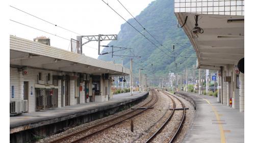 和仁車站位於花蓮縣秀林鄉，貨運噸數及貨運營收排名，居全國第二。