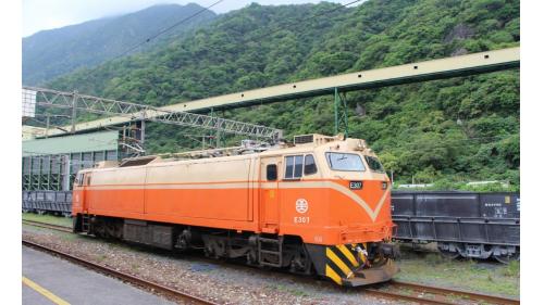和仁車站位於花蓮縣秀林鄉，貨運噸數及貨運營收排名，居全國第二。
