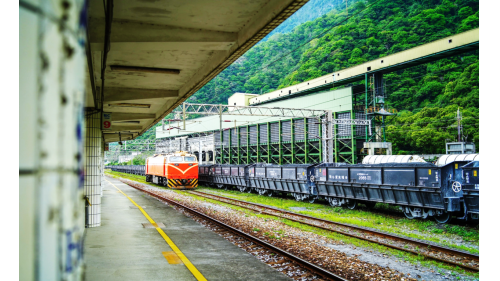 和仁車站位於花蓮縣秀林鄉，貨運噸數及貨運營收排名，居全國第二。