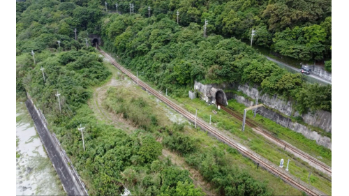 新舊和仁隧道。新和仁隧道位於西線，舊隧道位於東線。