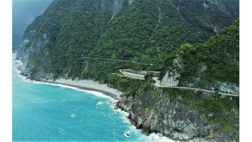 崇德車站附近有著名的清水斷崖，該站曾在1980年代至1990年代之間，做為國中社會課本封面。