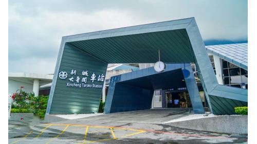 新城（太魯閣）車站位於花蓮縣新城鄉，是亞洲水泥的貨運基地，每日約有7,700噸的散裝水泥自新城車站運出。蘇澳新站距離太魯閣國家公園3公里，距離花蓮市區17公里。