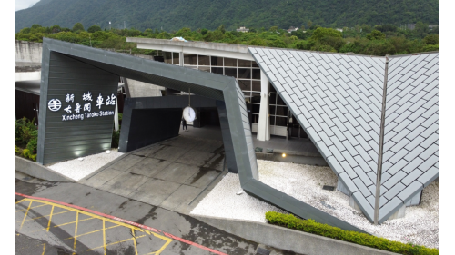 新城（太魯閣）車站位於花蓮縣新城鄉，是亞洲水泥的貨運基地，每日約有7,700噸的散裝水泥自新城車站運出。蘇澳新站距離太魯閣國家公園3公里，距離花蓮市區17公里。