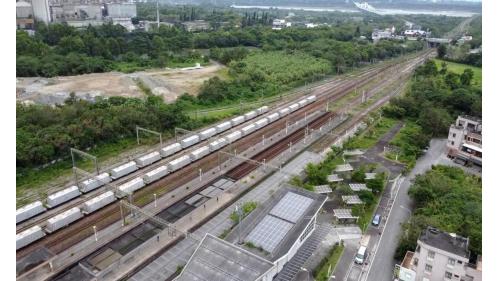新城（太魯閣）車站位於花蓮縣新城鄉，是亞洲水泥的貨運基地，每日約有7,700噸的散裝水泥自新城車站運出。蘇澳新站距離太魯閣國家公園3公里，距離花蓮市區17公里。