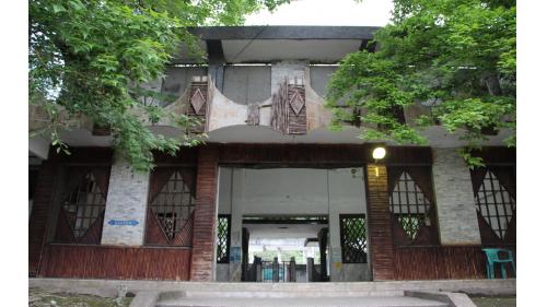 景美車站為乙種簡易站，但因無派員售票，僅有區間車停靠，由新城站管理。