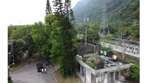 景美車站為乙種簡易站，但因無派員售票，僅有區間車停靠，由新城站管理。