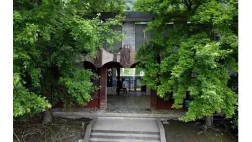 景美車站為乙種簡易站，但因無派員售票，僅有區間車停靠，由新城站管理。