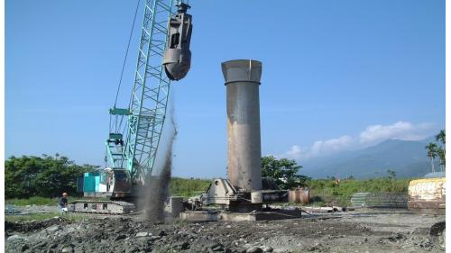 主要橋樑工程全套管基樁施工。迴鐵路沿線經過陸橋及溪橋等大小橋樑，其中新建橋樑有22座，橋涵構造均為混凝土永久結構，大橋大多為預力混凝土樑，孔徑介於20公尺至40公尺之間。