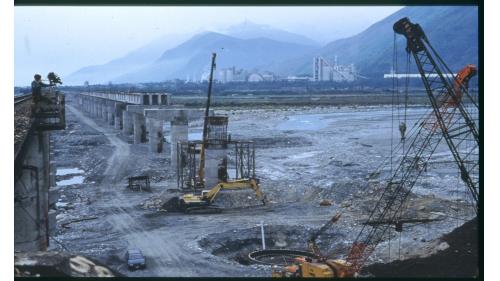 主要橋樑工程沉箱及橋墎施工。北迴鐵路沿線經過陸橋及溪橋等大小橋樑，其中新建橋樑有22座，橋涵構造均為混凝土永久結構，大橋大多為預力混凝土樑，孔徑介於20公尺至40公尺之間。