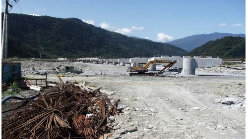主要橋樑工程橋墩施工完成。北迴鐵路沿線經過陸橋及溪橋等大小橋樑，其中新建橋樑有22座，橋涵構造均為混凝土永久結構，大橋大多為預力混凝土樑，孔徑介於20公尺至40公尺之間。