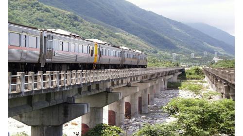 新三棧溪橋。北廻鐵路沿線經過的單線橋樑，包括新聖湖溪橋、新六號陸橋、武雲溪橋、新七號路橋、新八號陸橋、南澳橋、新大清水溪橋、新小清水溪橋、新三棧溪橋及北埔溪橋等。