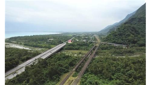 新三棧溪橋。北廻鐵路沿線經過的單線橋樑，包括新聖湖溪橋、新六號陸橋、武雲溪橋、新七號路橋、新八號陸橋、南澳橋、新大清水溪橋、新小清水溪橋、新三棧溪橋及北埔溪橋等。