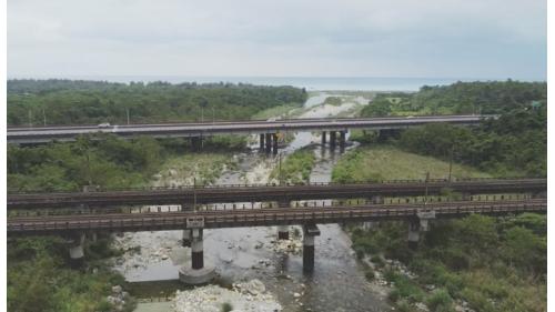 新三棧溪橋。北廻鐵路沿線經過的單線橋樑，包括新聖湖溪橋、新六號陸橋、武雲溪橋、新七號路橋、新八號陸橋、南澳橋、新大清水溪橋、新小清水溪橋、新三棧溪橋及北埔溪橋等。