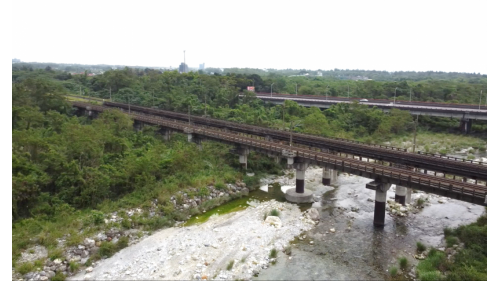 新三棧溪橋。北廻鐵路沿線經過的單線橋樑，包括新聖湖溪橋、新六號陸橋、武雲溪橋、新七號路橋、新八號陸橋、南澳橋、新大清水溪橋、新小清水溪橋、新三棧溪橋及北埔溪橋等。
