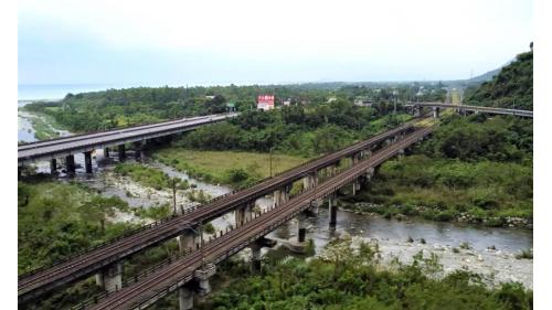 新三棧溪橋。北廻鐵路沿線經過的單線橋樑，包括新聖湖溪橋、新六號陸橋、武雲溪橋、新七號路橋、新八號陸橋、南澳橋、新大清水溪橋、新小清水溪橋、新三棧溪橋及北埔溪橋等。