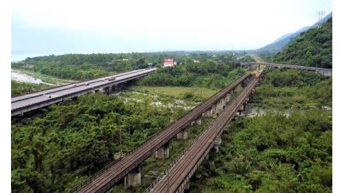 新三棧溪橋。北廻鐵路沿線經過的單線橋樑，包括新聖湖溪橋、新六號陸橋、武雲溪橋、新七號路橋、新八號陸橋、南澳橋、新大清水溪橋、新小清水溪橋、新三棧溪橋及北埔溪橋等。