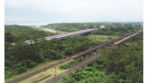新三棧溪橋。北廻鐵路沿線經過的單線橋樑，包括新聖湖溪橋、新六號陸橋、武雲溪橋、新七號路橋、新八號陸橋、南澳橋、新大清水溪橋、新小清水溪橋、新三棧溪橋及北埔溪橋等。