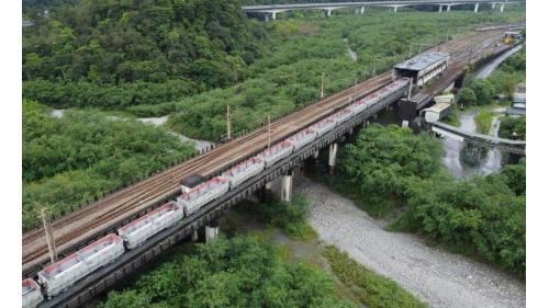 新白米溪橋。北廻鐵路沿線經過的雙線橋樑，包括新三號路橋、新白米溪橋、新東澳北溪橋、新東澳南溪橋、新南澳北溪橋、新南澳南溪橋、谷風北溪橋、新和平溪橋、新和仁溪橋、新立霧溪橋、新美崙溪橋及豐村橋等。
