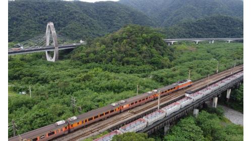 新白米溪橋。北廻鐵路沿線經過的雙線橋樑，包括新三號路橋、新白米溪橋、新東澳北溪橋、新東澳南溪橋、新南澳北溪橋、新南澳南溪橋、谷風北溪橋、新和平溪橋、新和仁溪橋、新立霧溪橋、新美崙溪橋及豐村橋等。