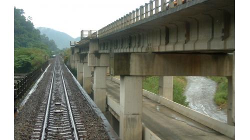 新白米溪橋 (鐵公路共構）。新白米溪橋在蘇澳新站至永樂站之間，是全台第一座鐵公路共構的橋樑，上層為鐵路，下層為公路。