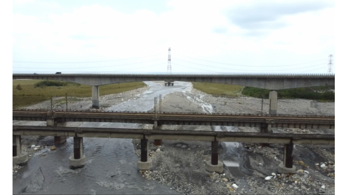 新和平溪橋。新和平溪橋是北迴鐡路最長的橋樑，因地質考量，成為北廻鐡路新建橋樑中，唯一靠東側鄰近太平洋的橋樑，附近有和平發電廠及全台最大的台泥園區。