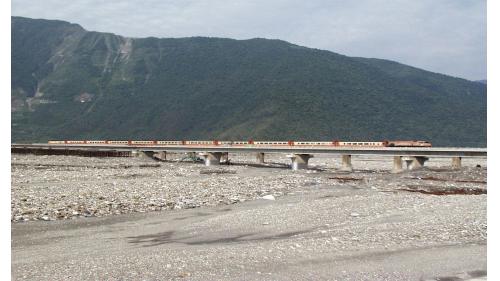 新和平溪橋。新和平溪橋是北迴鐡路最長的橋樑，因地質考量，成為北廻鐡路新建橋樑中，唯一靠東側鄰近太平洋的橋樑，附近有和平發電廠及全台最大的台泥園區。