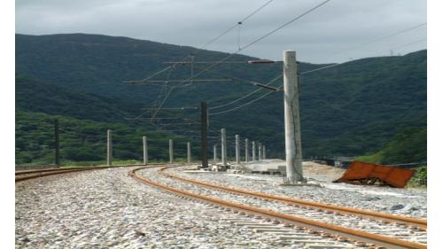 蘇澳新站至永樂站間路基。北廻鐡路大部分路基工程均緊貼山麓而行，由於地形變化急遽，山勢陡峻，路基需深挖或高填，土石方填量龐大。工程以機械施工為主，路基原料的選用，在山區就使用前後隧道的棄碴，在平原則採用附近河川的砂石。