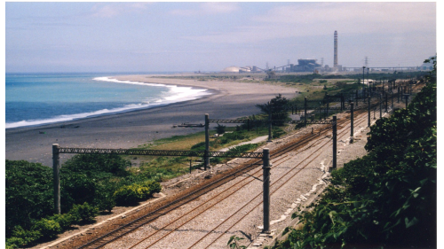 漢本至和平路基。北廻鐡路大部分路基工程均緊貼山麓而行，由於地形變化急遽，山勢陡峻，路基需深挖或高填，土石方填量龐大。工程以機械施工為主，路基原料的選用，在山區就使用前後隧道的棄碴，在平原則採用附近河川的砂石。