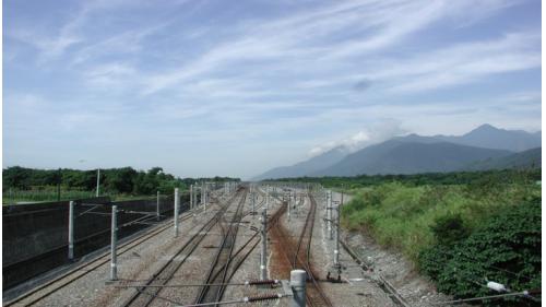 新城站南端路基。北廻鐡路大部分路基工程均緊貼山麓而行，由於地形變化急遽，山勢陡峻，路基需深挖或高填，土石方填量龐大。工程以機械施工為主，路基原料的選用，在山區就使用前後隧道的棄碴，在平原則採用附近河川的砂石。