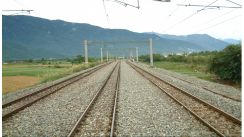 花蓮至北埔路基。北廻鐡路大部分路基工程均緊貼山麓而行，由於地形變化急遽，山勢陡峻，路基需深挖或高填，土石方填量龐大。工程以機械施工為主，路基原料的選用，在山區就使用前後隧道的棄碴，在平原則採用附近河川的砂石。