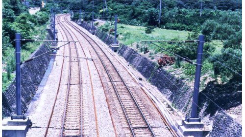 路塹景觀。北廻鐡路大部分路基工程均緊貼山麓而行，由於地形變化急遽，山勢陡峻，路基需深挖或高填，土石方填量龐大。工程以機械施工為主，路基原料的選用，在山區就使用前後隧道的棄碴，在平原則採用附近河川的砂石。